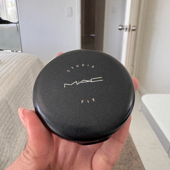 MAC Studio Fix powder foundation - Picture 1 of 4